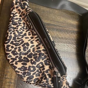 Kenneth Cole Reaction waist pouch